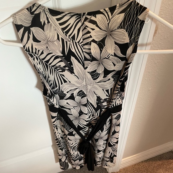 Black shirt with white flowers - Picture 3 of 3